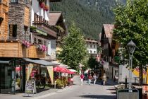 Die Fußgängerzone in St. Anton am Arlberg lädt zum Bummeln ein. Im Vordergrund links das bekannte Sportgeschäft Pete. • © TVB St. Anton am Arlberg_Christoph Schöch